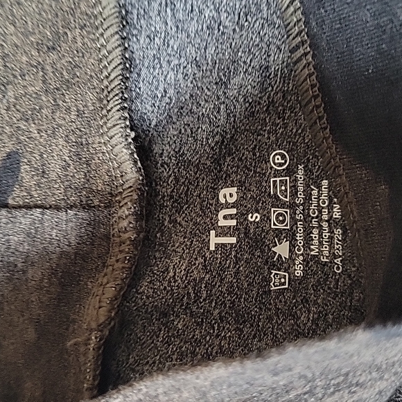 Aritzia tna longsleeve crop tops - Picture 2 of 3